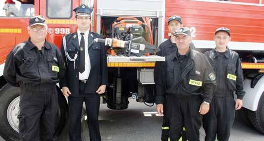 skarbnik gminy Barbara Słoma oraz strażacy poszczególnych OSP do których trafiły zakupione wyposażenie i sprzęt ratownictwa.