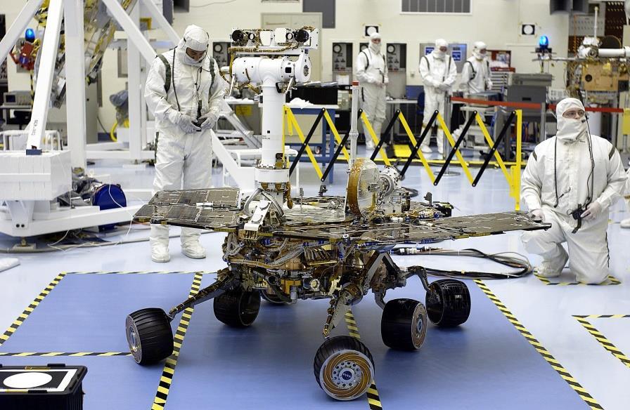 Rysunek 6.13. U góry łazik Opportunity podczas testów.