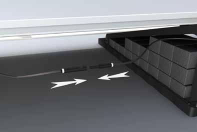 De stekkers van de individuele zonnepanelen met elkaar verbinden.
