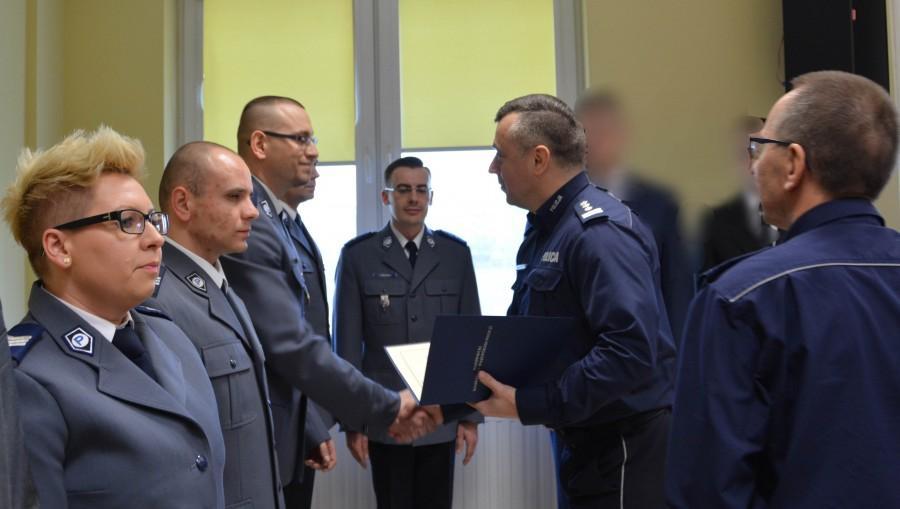 Ponadprzeciętne zaangażowanie policjantów i profesjonalizm w realizowanych obowiązkach, a także ofiarność w trakcie pełnionej służby były podstawą decyzji Komendanta Głównego Policji i Komendanta