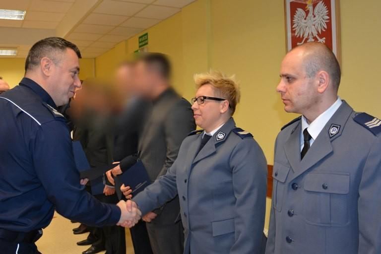 Nagrodzeni za ponadprzeciętne zaangażowanie w służbie i ratowanie ludzkiego życia Komendant Wojewódzki Policji z siedzibą w Radomiu, inspektor Tomasz Michułka, wręczył nagrody w obecności kadry