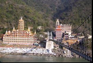 2 dzień (14 września) Po przylocie do Delhi przejazd z lotniska do Rishikesh. Obiad i odpoczynek w aśramie. Wieczorem joga w aśramie, kolacja i nocleg.