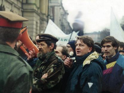 Polskie rodziny Anna Zechenter Skawińscy zagończycy. Majdzikowie i ich wojny z komuną................................................. 45 59 Sylwetki Suka milicyjna zatrzymała się, a światło reflektorów wydobyło z ciemności mur cmentarny.