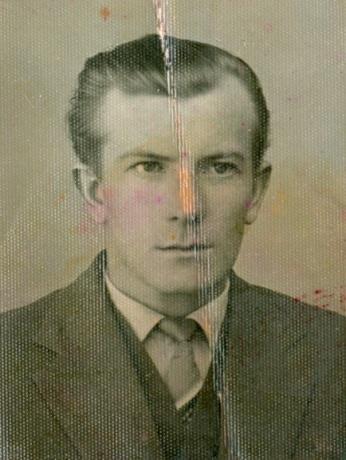 72 Zdjęcie 11 Bronisław Bednarczyk (zdjęcie ze zbiorów Katarzyny i Mirosława Bednarczyk). Mąż wnuczki poprzedniego grabarza Michała Grabczaka. Żył 55 lat, zmarł 15 marca 1993 roku 560. 1.305.