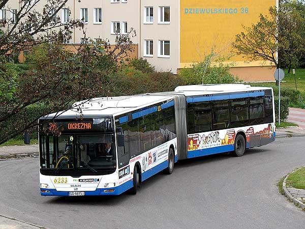 Mirosław Czerliński Przegubowcem w podróż po Toruniu Po kilkunastu latach przerwy znów przeprowadzono w Toruniu testy autobusu przegubowego.