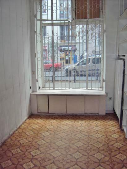 Lokal składa się z pomieszczeń o powierzchniach: 16,84 m 2, 11,04 m 2 i 2,00 m 2 (wc).