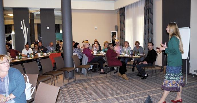 muszą posiadać rozległą i wszechstronną wiedzę i musimy im tę wiedzę dostarczać. Nie jest to łatwe, bo wszystkie romskie stowarzyszenia są ograniczone finansowo.