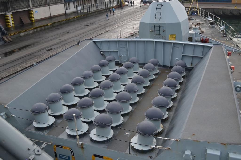 Wyrzutnie systemu przeciwlotniczego Sea Ceptor na fregacie HMS Westminster zaadoptowane z wcześniej wykorzystywanego na tym okręcie systemu przeciwlotniczego Sea Wol. Fot. M.