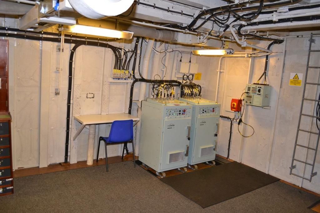 Systemy elektroniczne wykorzystywane w systemie przeciwlotniczym Sea Ceptor na fregacie HMS Westminster mieszczą się w dwóch blokach wielkości pralki automatycznej. Fot. M.