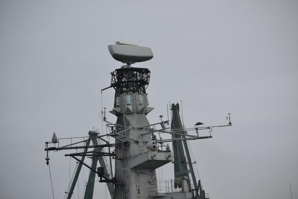 Antena trójwspółrzędnego radaru wykrywania celów powietrznych i nawodnych typu 997 Artisan 3D na
