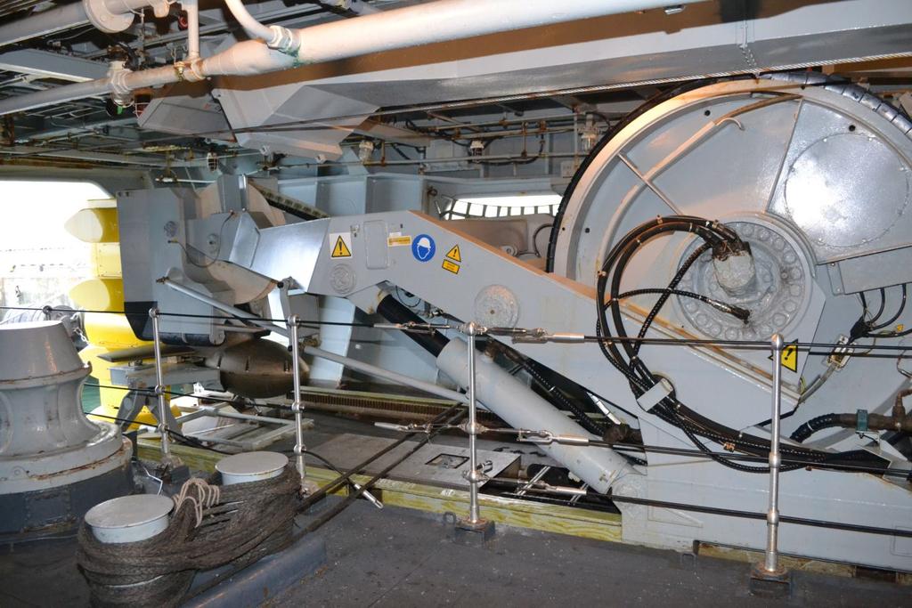 Kompaktowy system do opuszczania i podnoszenia anteny sonaru holowanego CAPTAS-2 na fregacie HMS Westminster. Fot. M.