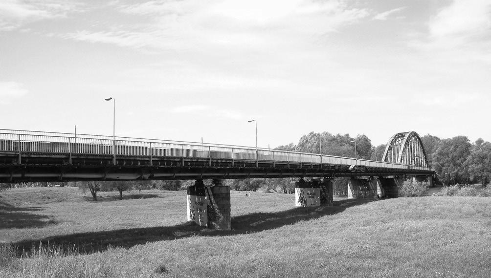 Rys.. Widok ogólny 5 przęseł mostowych Fig.. General view of 5 bridge plate girders Rys. 4. Chodnik na moście stan obecny Fig. 4. Sidewalk on the bridge the current state Skład chemiczny stali Rys. 3.