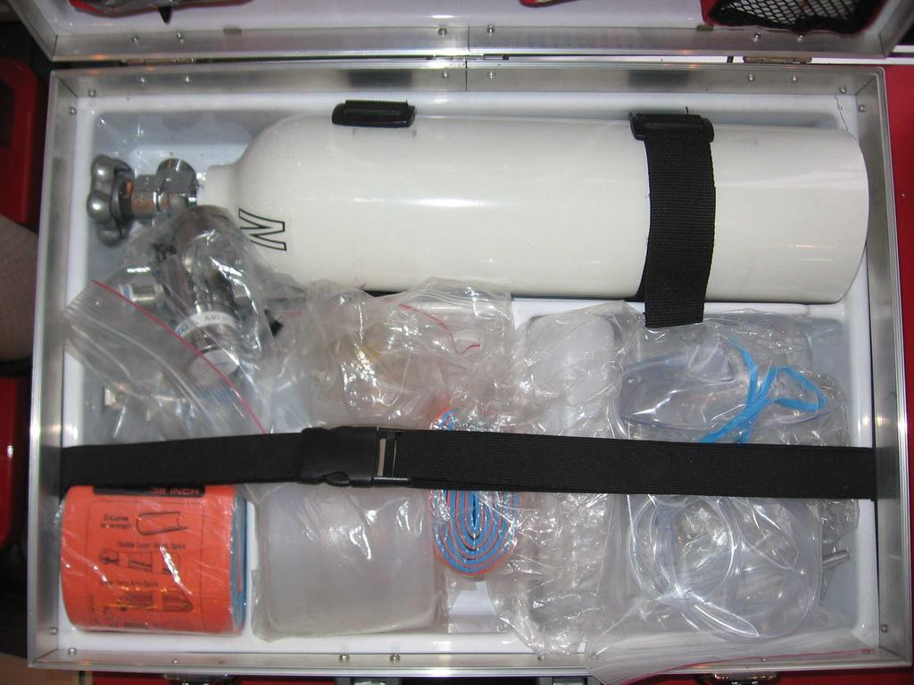 5.4 Walizka z wyposażeniem wzorowanym na standardzie R1 dla PSP Wyposażenie: Butla tlenowa aluminiowa 2,7 l + Reduktor A40 wyk. V Laryngoskop stand. + 2 łyżki (rozmiar1,3) Worek samorozp.