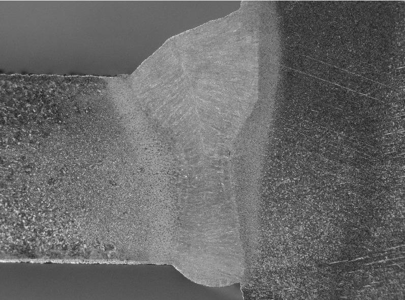 łukiem krytym, b) spawane hybrydowo: laser włóknowy+mag Fig. 1.