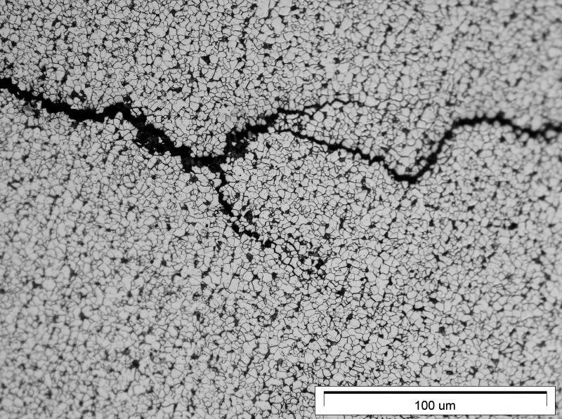 Uzupełnieniem badań metalograficznych były badania struktury na elektronowym mikroskopie skaningowym a) JEOL JCM-6000 Neoscope II (SEM) w technice elektronów wtórnych SE, przy powiększeniach 50x