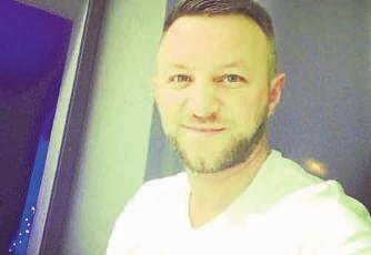 Co roku możn go spotkć podczs zwodów fryzjerskich w Zespole Szkół Budowlnych, gdzie zsid w jury. Krolin Dziony Opole I Slon Fryzjerski Szfir. Krolin Dziony psje fryzjerskie mił od dzieck.
