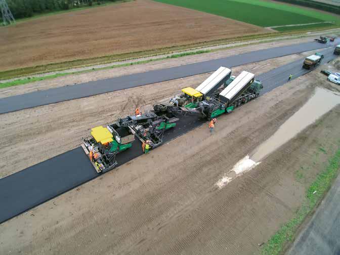 Układarka warstwy wiążącej SUPER 2100-3i IP dla InLine Pave Maksymalna szerokość układania 8,5 m Maksymalna wydajność układania 1100 t/h* 4700 3080 Special Class SUPER 2100-3i IP 170 12,5 14,5 3060