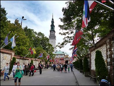 Uzupełnienie: Sanktuarium MB Jasnogórskiej jest największe i najbardziej uczęszczane w Polsce (około 4 mln pielgrzymów rocznie).