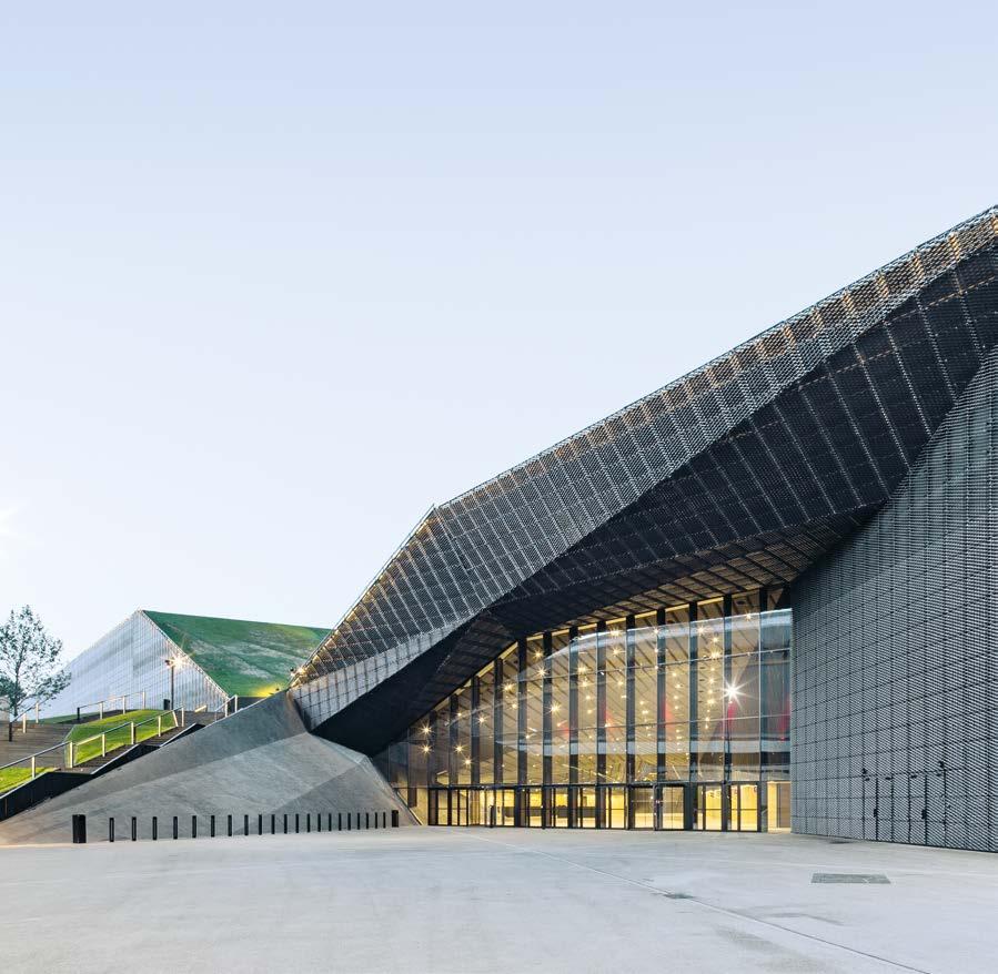 MIĘDZYNARODOWE CENTRUM KONGRESOWE, KATOWICE Projekt: JEMS Architekci Produkt: Elewacja z siatki cięto-ciągnionej Sufit podwieszany i okładziny ścienne wewnątrz budynku z siatki cięto-ciągnionej