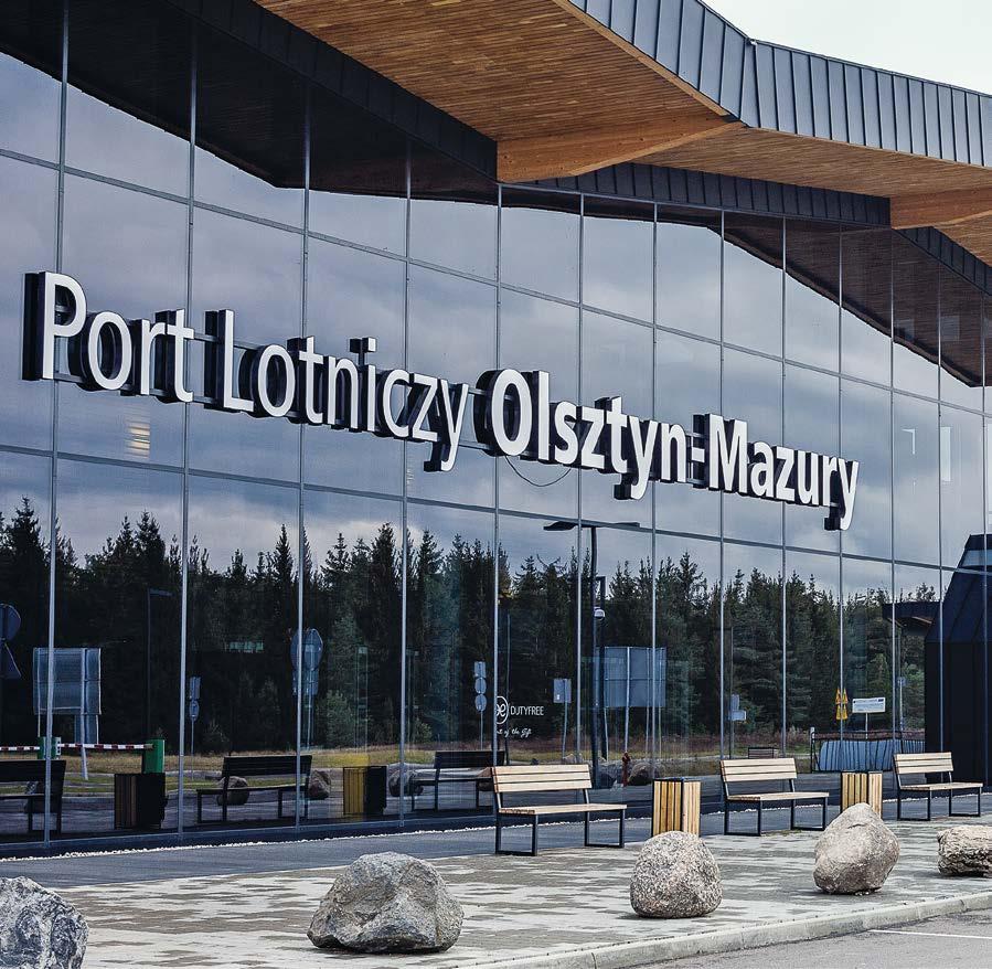 PORT LOTNICZY OLSZTYN-MAZURY, SZYMANY Projekt: Studio Form Architektonicznych PANTEL Produkt: OPEN LINE Obudowy słupów drzewa z siatki cięto-ciągnionej Dekoracyjne rzeźby żurawie z blachy