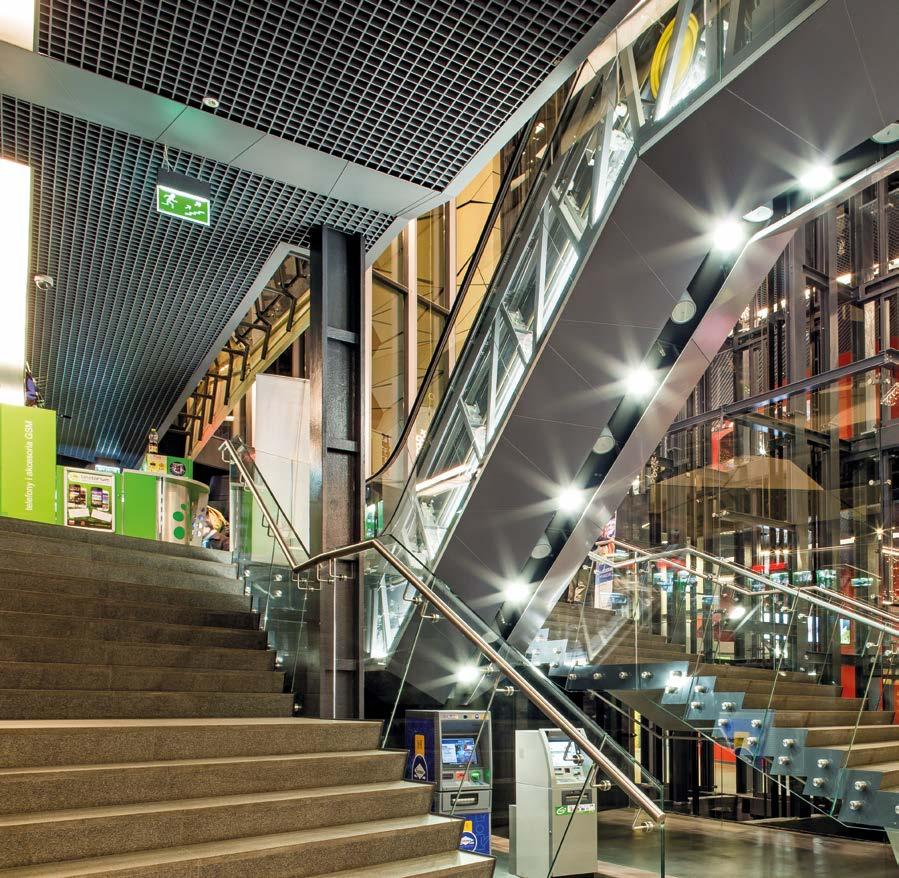 GALERIA HANDLOWA MM, POZNAŃ Projekt: Studio ADS Produkt: OPEN CELL Aluminiowe zabudowy pionowe typu VARIO Przestrzenne elementy ozdobne żyletki MM SHOPPING CENTRE, POZNAN