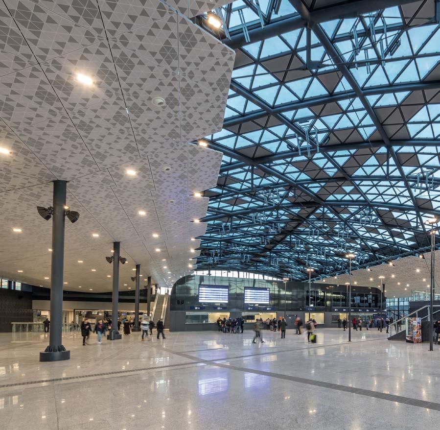DWORZEC ŁÓDŹ FABRYCZNA Projekt: FBT Pracownia Architektury i Urbanistyki Produkt: Akustyczny podwieszany sufit kasetonowy typu DOWN CLIP Sufit kasetonowy z siatki cięto-ciągnionej Sufit trójkątny z
