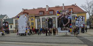 traktowania ludzi różnych wyznań, narodowości, poglądów, statusu