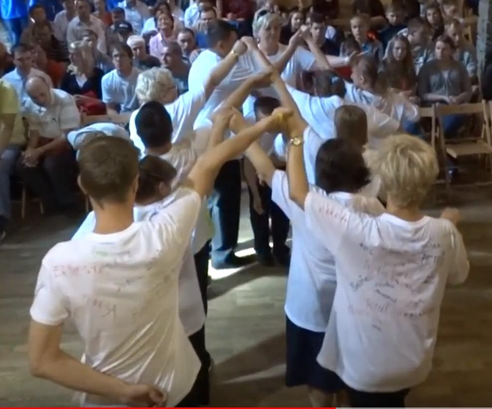 Przepis na happening Część Pierwsza Wstęp Przedstawienie rozpoczęliśmy od wejścia na scenę wszystkich uczestników.