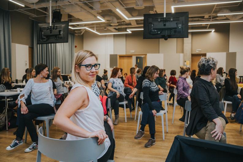vinyasa yogę. Pasjonatka anatomii, terapii ruchem i tańca.