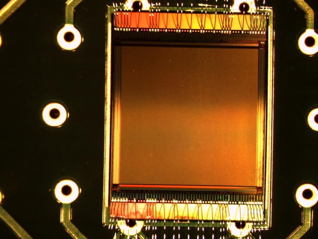 Detektor MIMOSA-18 Minimum Ionizing particles MOS Active pixel sensors 4 podmacierze po 256 256 pikseli o rozmiarach 10 10 µm2 Grubos c warstwy epitaksjalnej 14 µm Grubos c detektora 700 µm