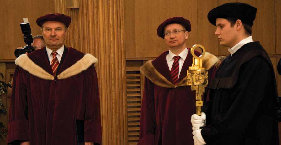 Odchádzajúci rektor Vladimír Báleš a inaugurovaný rektor Robert Redhammer.