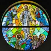 Al oír esto los discípulos cayeron rostro en tierra llenos de miedo. Mas Jesús, acercándose a ellos, los tocó y dijo: «Levantaos, no tengáis miedo».