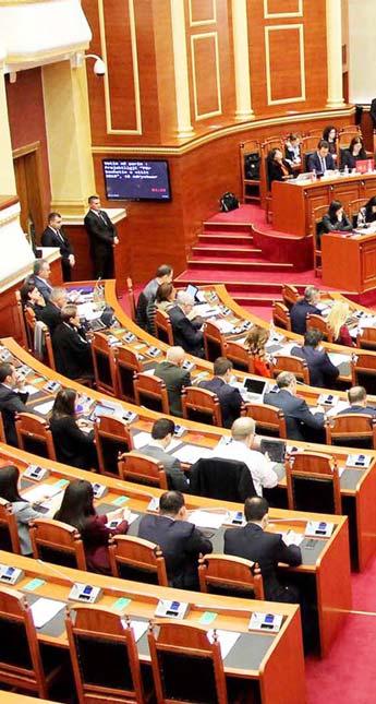 4 - POLITIKE E diel 22 Korrik 2018 SITUATA POLITIKE REAGIMET Durrës, kreu i PD-së akuza ndaj kryeministrit: Duhet ta ndalim Basha: Rama shkatërroi drejtësinë për të mbrojtur Dakon, Tahirin e