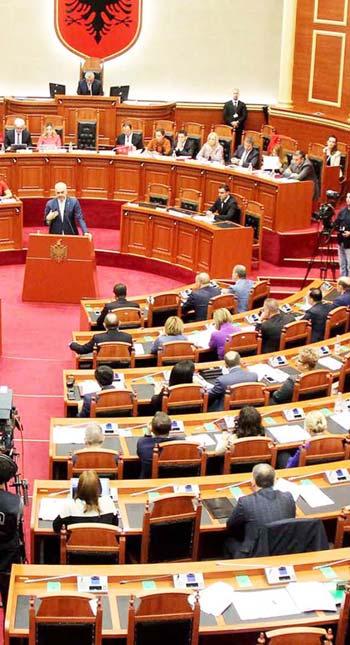 E diel 22 Korrik 2018 POLITIKE - 5 "Rilindja bllokon projektligjin e LSI-së" Koncesionet, Vasili: BE e shqetësuar, në Shqipëri janë histori hajdutërie reu i Grupit Parlamentar të LSI, Petrit Vasili i