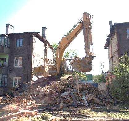 Geotechniczne przyczyny awarii budowlanych 509 4. Realizacja wariantu Przed ujawnieniem się największych wpływów od eksploatacji górniczej, wykonane zostały prace wyburzeniowe (rys.