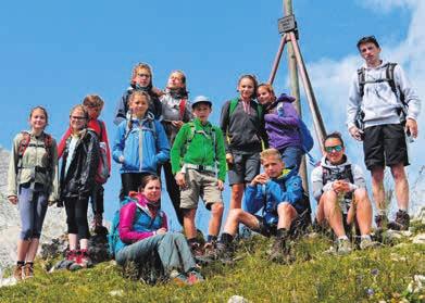 Zahvalno sveto mašo je daroval sam srebrnomašnik in se skupaj s sodelujočimi zahvalil za 25 let duhovništva. Njegovo novomašniško geslo je:»gospod je moja moč in moja pesem«.