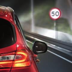 unikaniu lub zmniejszaniu skutków kolizji z poprzedzającymi pojazdami lub pieszymi; zawiera: Forward Collision Warning, Distance Indicator, Advance Emergency Braking Traffic Sign Recognition system