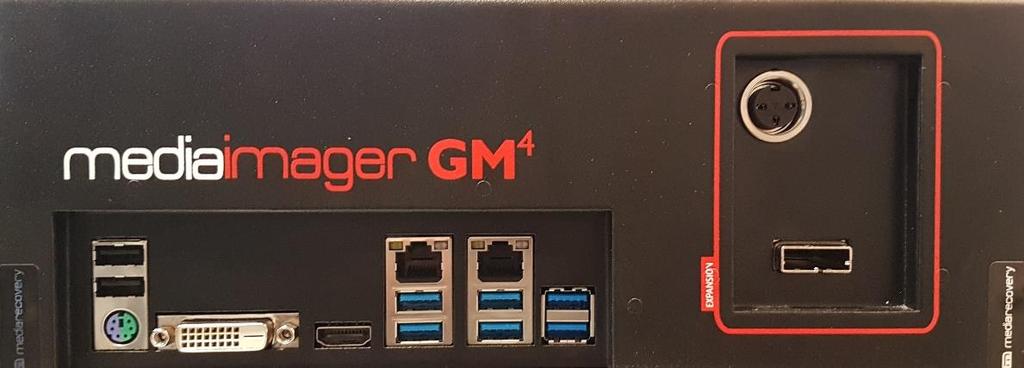 Tylny panel MediaImager duplikator składa się z przestrzeni zaznaczonej do podłączenia przewodu rozszerzającego wraz z jego zasilaniem.