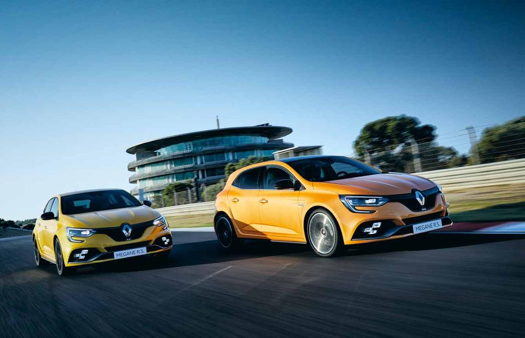 koszulkom polo lub kurtkom puchowym w żółto-czarnych kolorach Renault port.