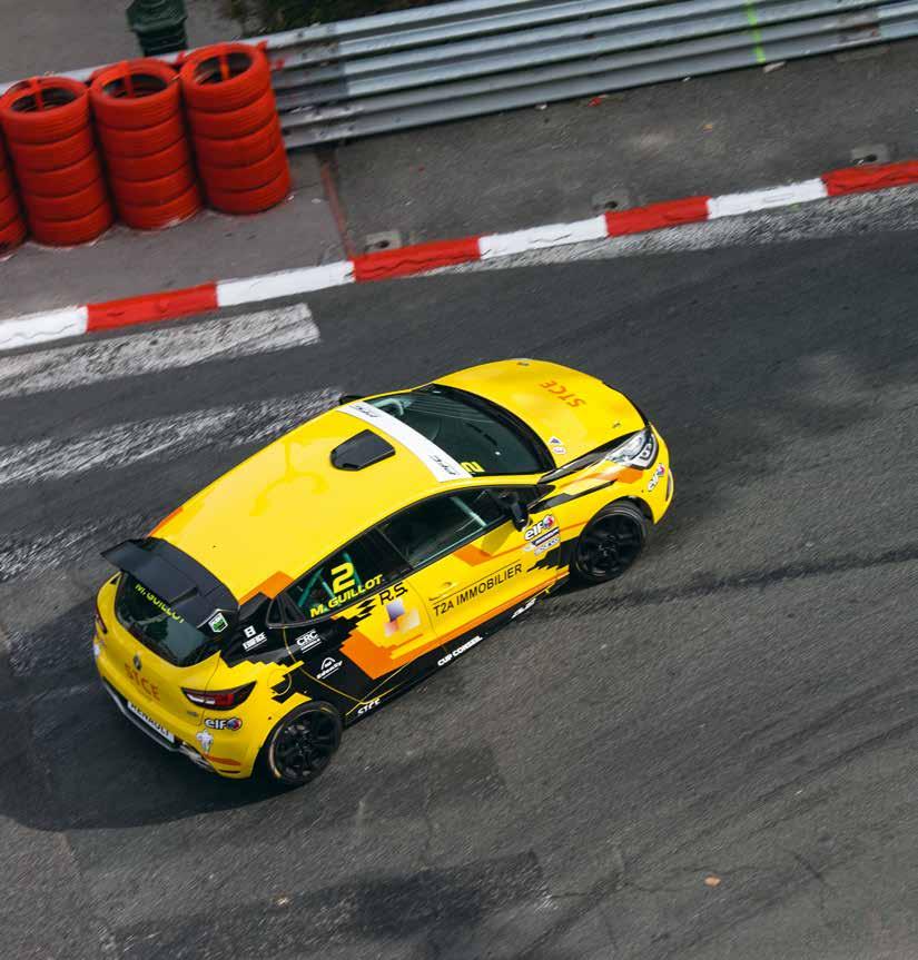 Rozcięcia z boku zapinane na suwak z żółtą wstawką. Oznakowanie: nadruk i druk cieniowany na plecach. Materiałowa naszywka Renault port.