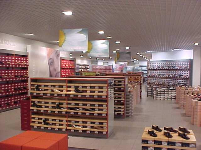 Distribution chain proprietary stores 146 proprietary stores of average area about 350 m 2 19 boutiques of new line QUAZI 26 shops of new brand BOTI Established on leased locations Generating average