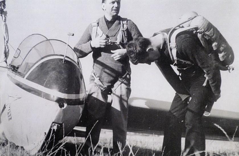 Stanisław Stec z prawej z inst..pilotem Józefem Kusibą /scan z 70 lat Aeroklubu Podkarpackiego / W 1967 roku podjął pracę na kopalni ropy naftowej w Lubatówce, gdzie pracował do 1975 roku.