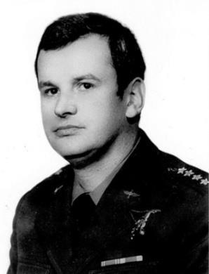 W PLL LOT, jako pilot posiada nalot 17 200 godzin przeleciał 11 tys. km. Na emeryturę odszedł w 2011 roku.
