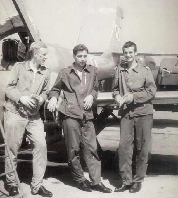 Jacek Serwacki- pilot sportowy, kapitan - pilot wojskowy Urodził się w 1947 roku w Krakowie. W 1966 roku ukończył Technikum Przemysłu Naftowego w Krośnie.