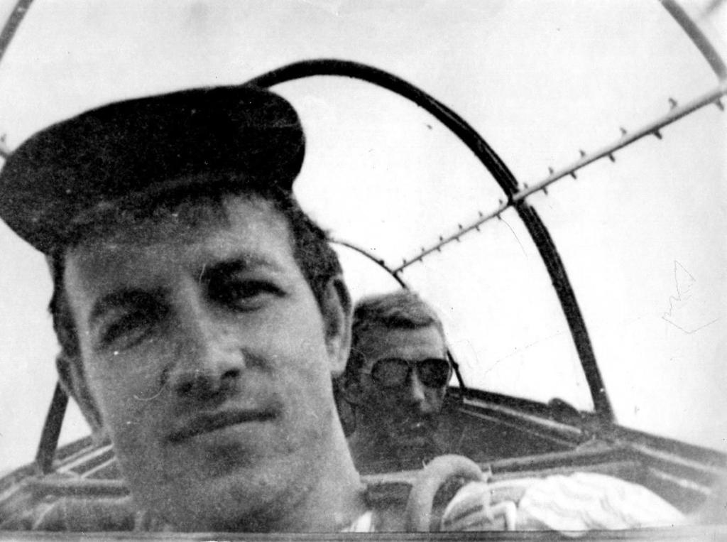 Z lotnictwem zetknął się już wcześniej. Jego ojciec Franciszekod 1945roku był pilotem, pracownikiem i aktywnym działaczem Aeroklubu Podkarpackiego i długoletnim Sekretarzem Klubu Seniorów Lotnictwa.