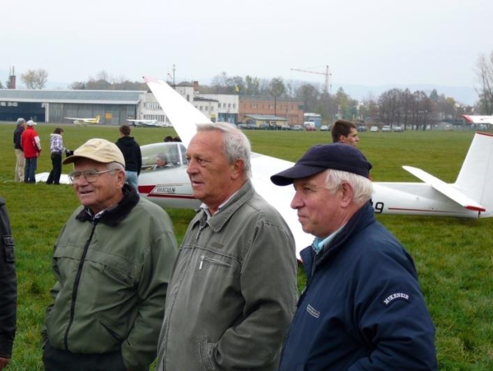 25.10.2008 rok. Zakończenie sezonu. Piloci seniorzy od lewej: M. Gałuszka, M. Mojak i W. Tenerowicz /ze zbiorów W.