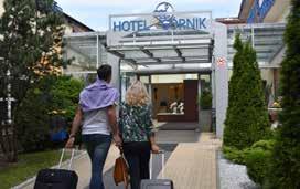 ŚWIADCZENIA ZAWARTE W CENIE: - noclegi w pokojach 2 - osobowych z łazienką, - wyżywienie 3 razy dziennie: śniadania i kolacje w formie bufetu, obiad serwowany, - wieczorek z