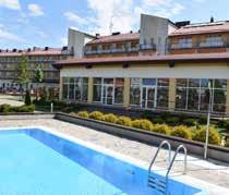 ŚWIADCZENIA ZAWARTE W CENIE: - noclegi w pokojach 2, 3, 4 - osobowych z łazienką w hotelu, - wyżywienie 3 razy dziennie: śniadania, obiady, kolacje w formie bufetu szwedzkiego, - nielimitowana liczba