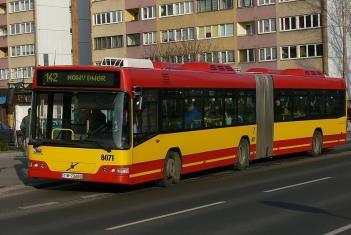 Edyta ZIELIŃSKA ANALIZA ZAPOTRZEBOWANIA NA TRANSPORT MIEJSKI W POLSCE Treścią niniejszego artykułu będą zagadnienia dotyczące transportu miejskiego.
