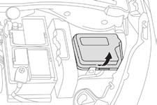 W razie awarii Pod pokrywą silnika 8 Skrzynka bezpieczników znajduje się w komorze silnika w pobliżu akumulatora (po lewej stronie).